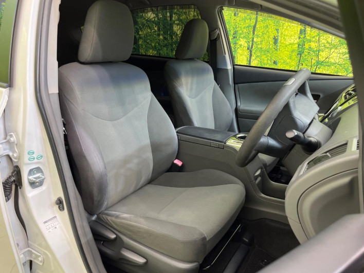 2013 Toyota Prius α DAA-ZVW41W (UW-6a0a82fb9ff43)[29]