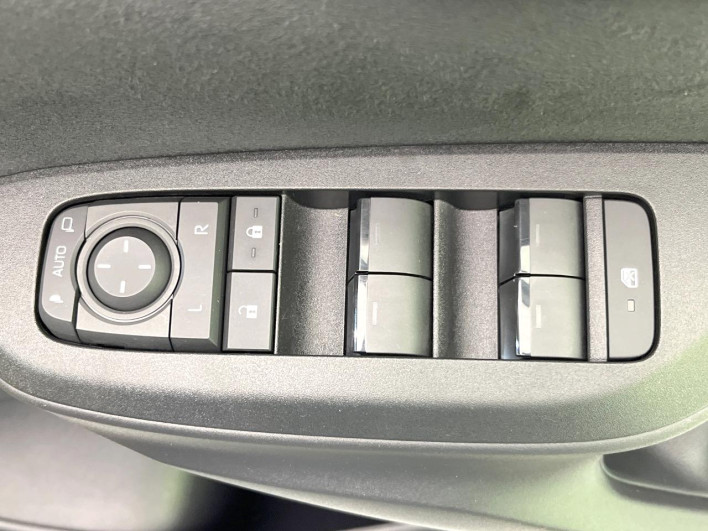 2025 Toyota Yaris Cross 5BA-MXPB10 (UW-6a0c6d1764b26)[13]