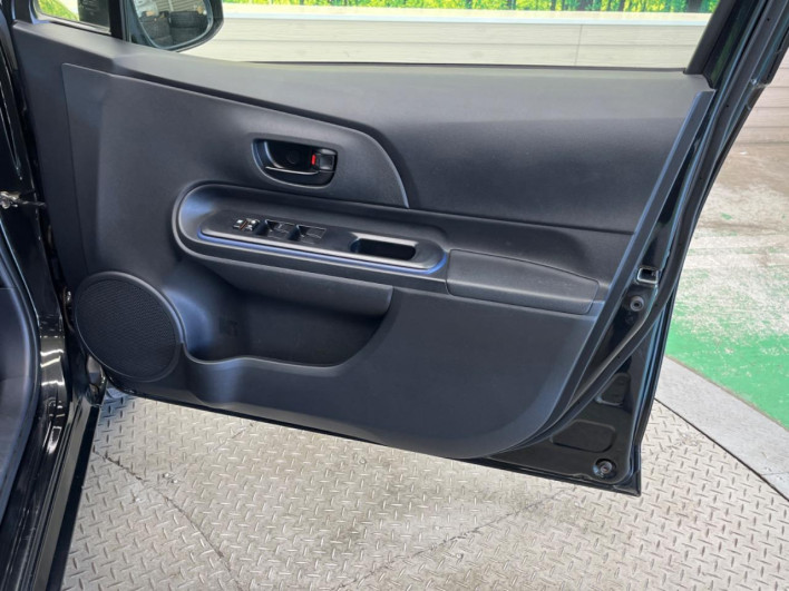 2015 Toyota Aqua DAA-NHP10 (UW-6a0c6d31c4d0a)[21]