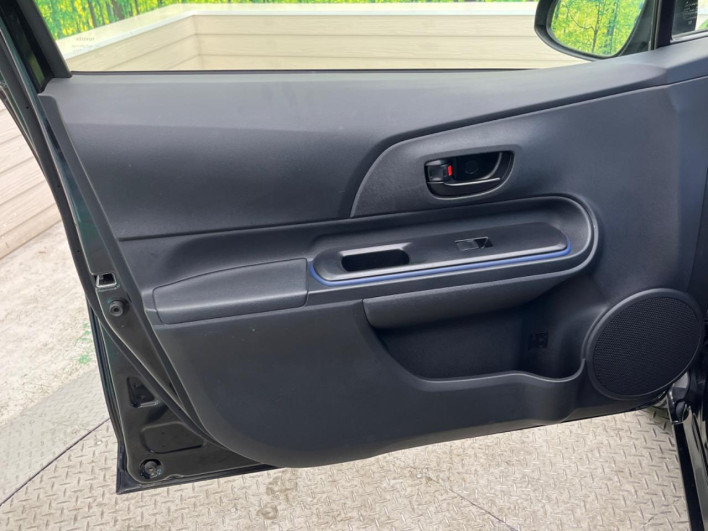 2015 Toyota Aqua DAA-NHP10 (UW-6a0c6d31c4d0a)[19]