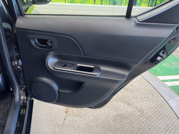 2015 Toyota Aqua DAA-NHP10 (UW-6a0c6d31c4d0a)[20]