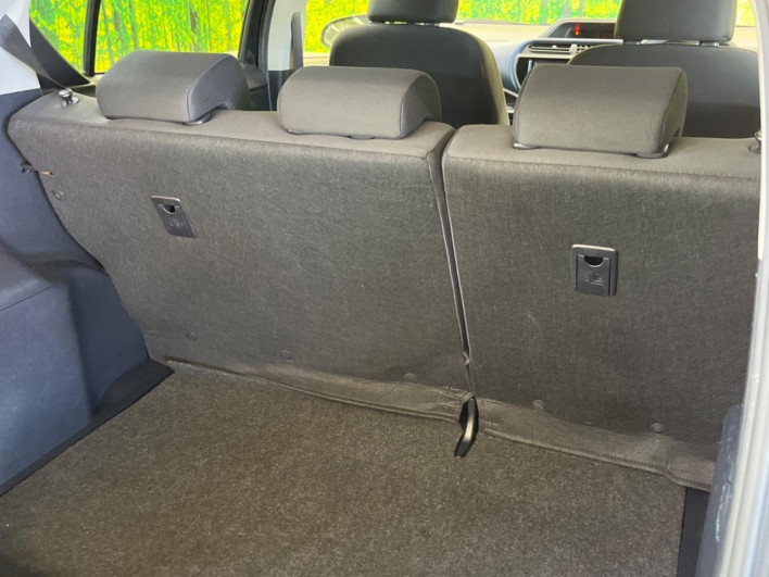 2015 Toyota Aqua DAA-NHP10 (UW-6a0c6d31c4d0a)[15]
