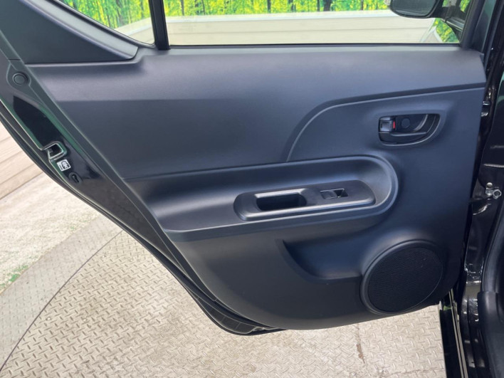 2015 Toyota Aqua DAA-NHP10 (UW-6a0c6d31c4d0a)[18]