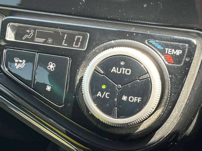 2017 Toyota Aqua DAA-NHP10 (UW-6a0c6d34f3b19)[14]