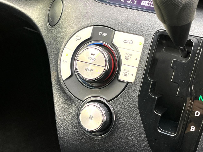 2015 Toyota Sienta DAA-NHP170G (UW-6a0c6d37e6653)[20]