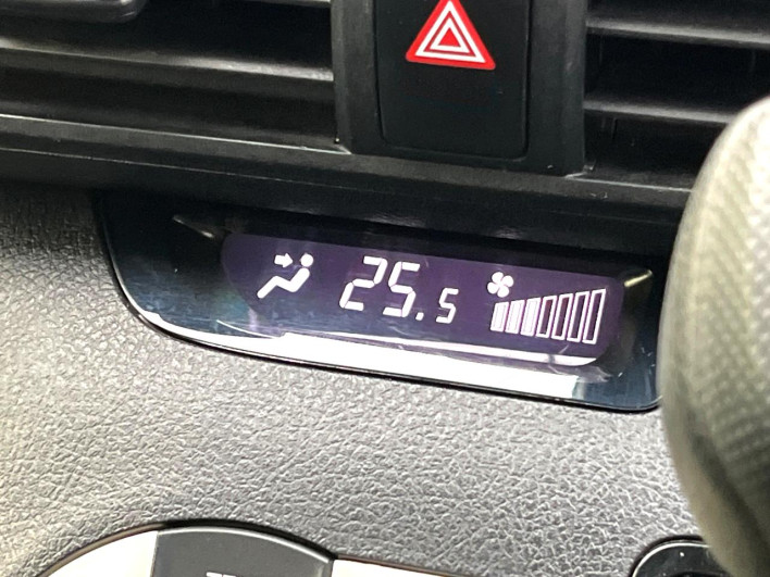 2015 Toyota Sienta DAA-NHP170G (UW-6a0c6d37e6653)[21]