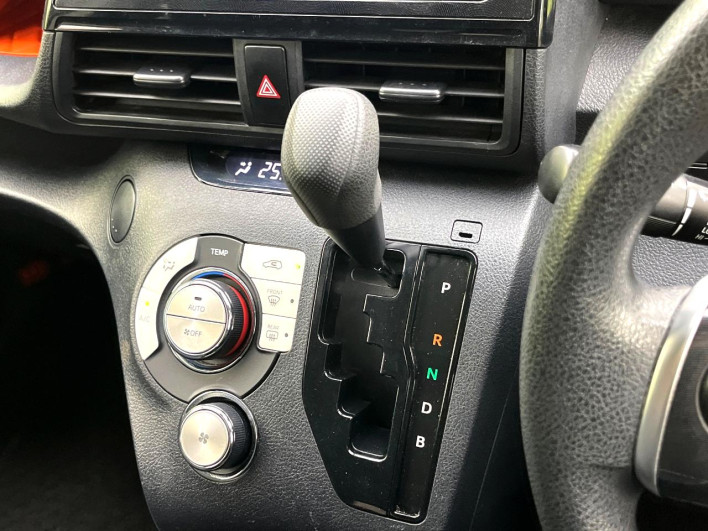 2015 Toyota Sienta DAA-NHP170G (UW-6a0c6d37e6653)[22]
