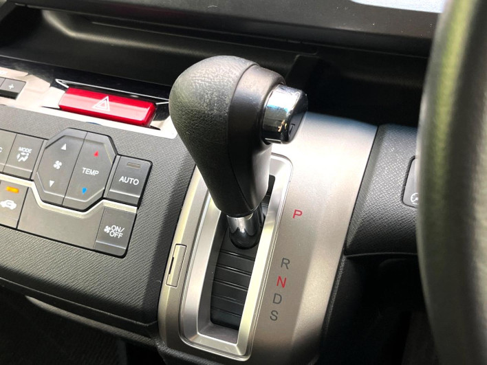 2010 Honda Stepwgn Spada DBA-RK5 (UW-6a0c6d457ec0c)[20]