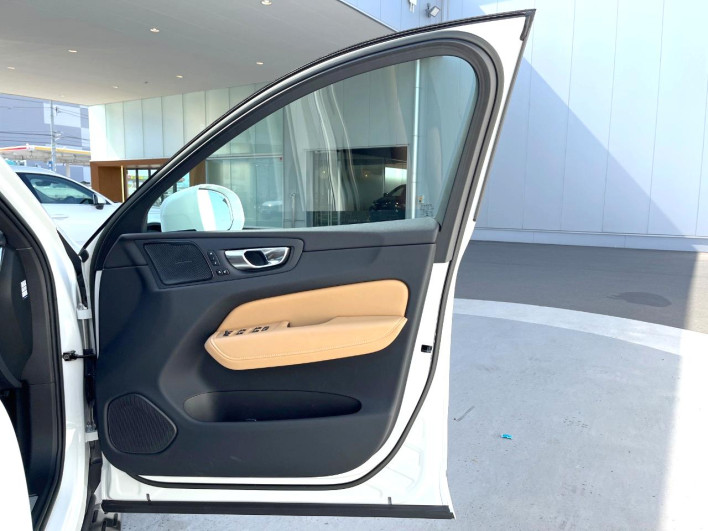 2022 Volvo XC60 5AA-UB420TXCM (UW-6a0c6d77d2349)[4]