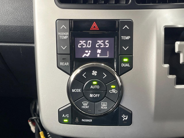 2013 Toyota Noah DBA-ZRR70G (UW-6a0c6d8037748)[18]