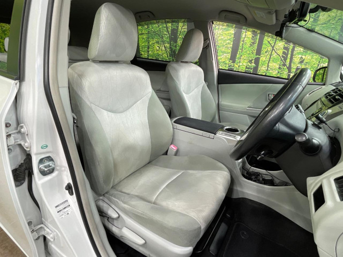 2013 Toyota Prius α DAA-ZVW41W (UW-6a0c6d92da126)[11]