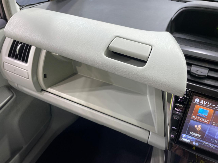 2013 Toyota Prius α DAA-ZVW41W (UW-6a0c6d92da126)[24]