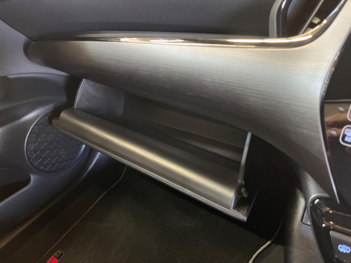 2018 Toyota Prius PHV DLA-ZVW52 (UW-6a0c6d9c67e6c)[22]