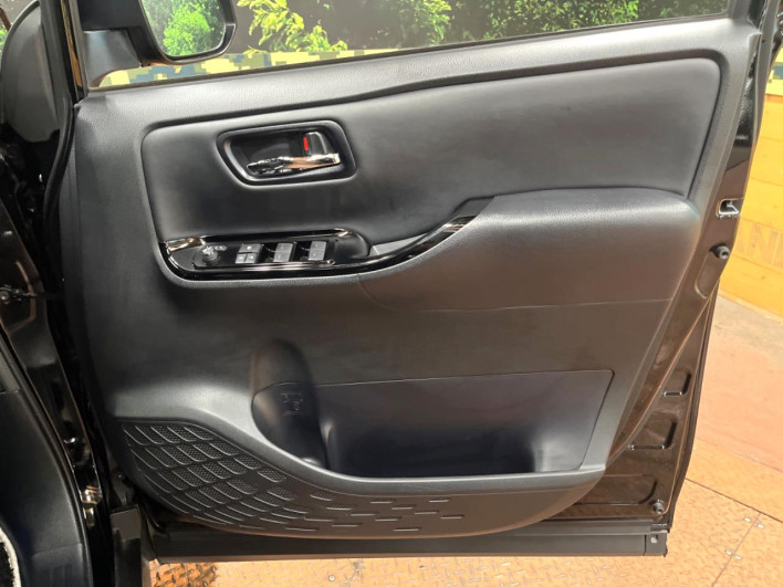 2020 Toyota Voxy 6AA-ZWR80W (UW-6a0c6da403ee5)[21]