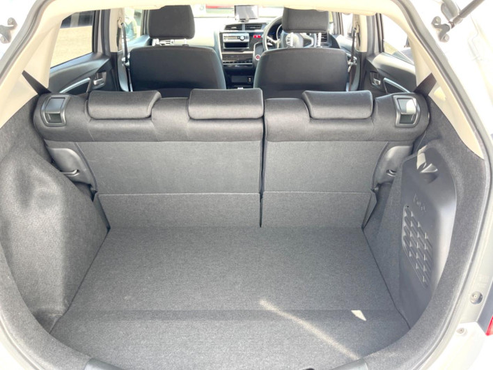 2014 Honda Fit Hybrid DAA-GP5 (UW-6a0d25d4312b7)[14]