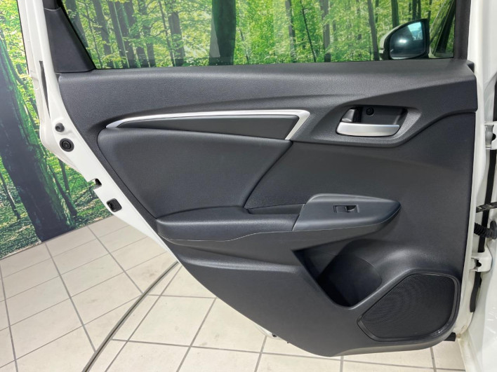 2015 Honda Fit Hybrid DAA-GP5 (UW-6a0d25d562e86)[18]