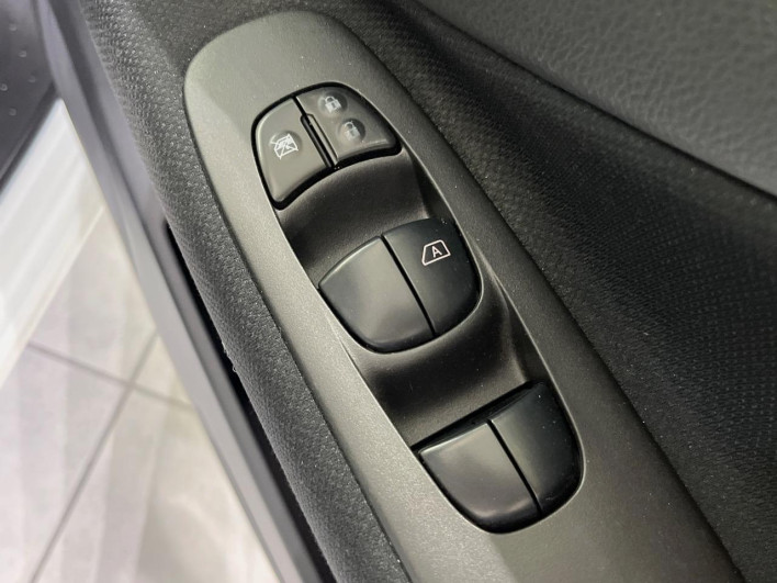 2013 Nissan Serena DAA-HFC26 (UW-6a0d25f259ced)[22]