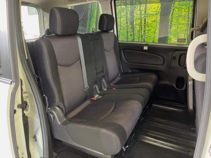 2013 Nissan Serena DAA-HFC26 (UW-6a0d25f259ced)[17]