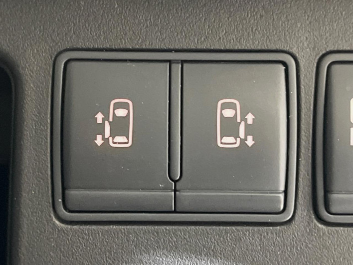 2013 Nissan Serena DAA-HFC26 (UW-6a0d25f259ced)[24]