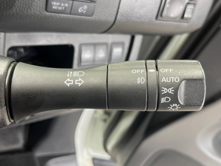 2013 Nissan Serena DAA-HFC26 (UW-6a0d25f259ced)[28]