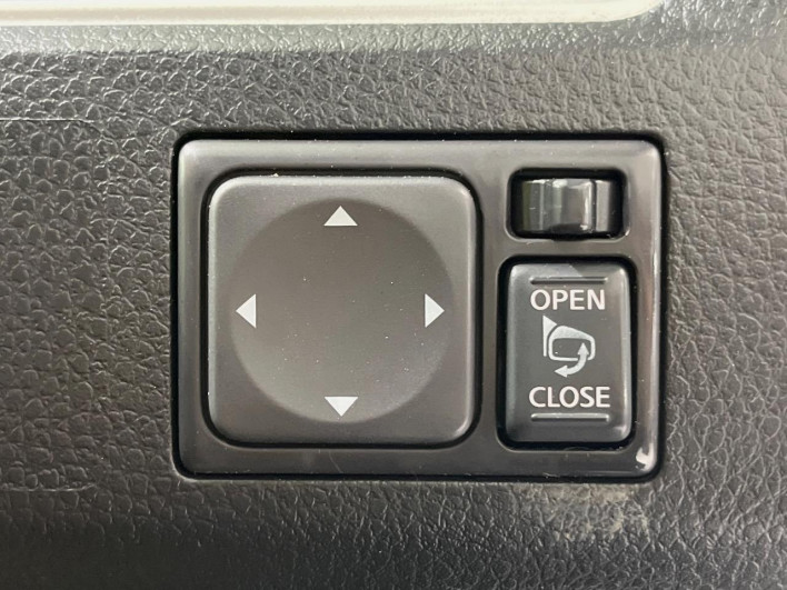 2013 Nissan Serena DAA-HFC26 (UW-6a0d25f259ced)[23]