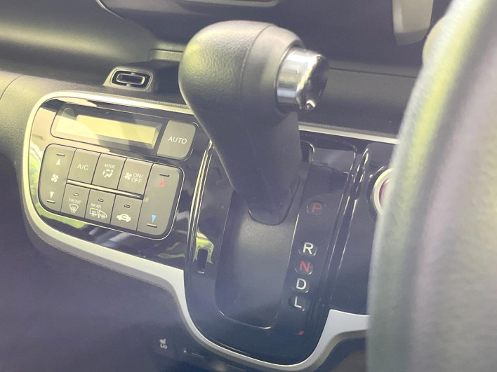 2017 Honda N-BOX CUSTOM DBA-JF1 (UW-6a0d261124d55)[21]