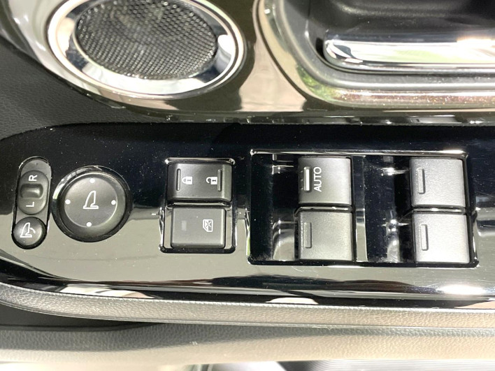 2018 Honda N-BOX CUSTOM DBA-JF3 (UW-6a0d261764f6e)[8]