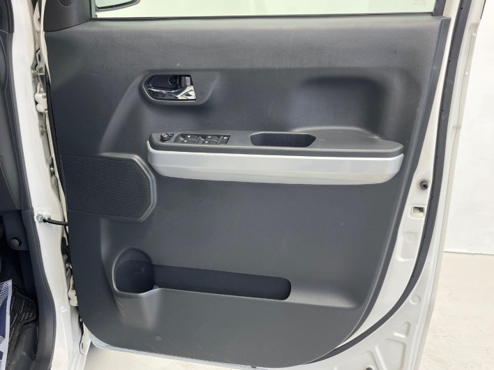 2016 Toyota Pixis Mega DBA-LA700A (UW-6a0d265b19f28)[26]