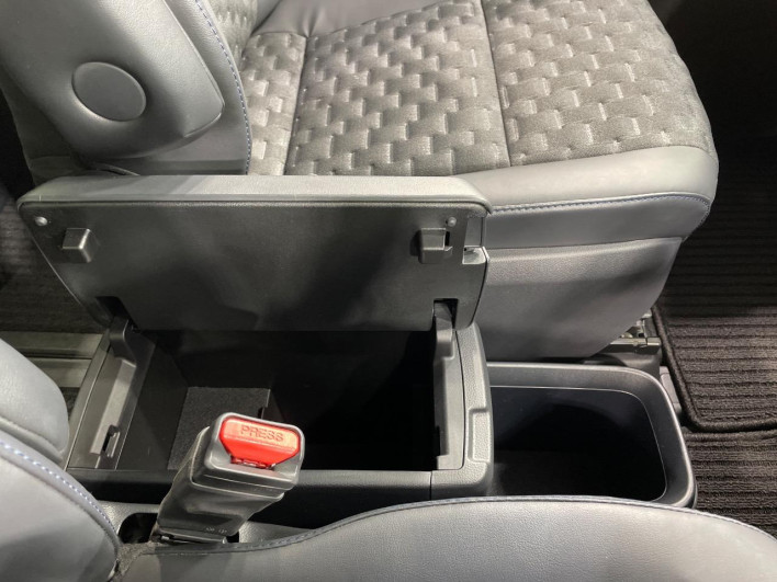 2022 Toyota Voxy 6BA-MZRA90W (UW-6a0d26bfd1c9c)[29]