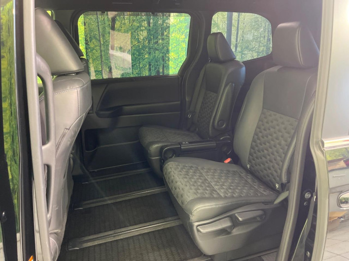2022 Toyota Voxy 6BA-MZRA90W (UW-6a0d26bfe93c8)[7]