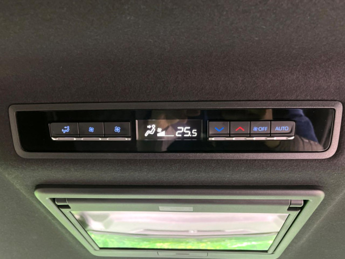 2023 Toyota Voxy 6BA-MZRA90W (UW-6a0d26c1e0bae)[20]
