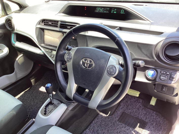 2012 Toyota Aqua DAA-NHP10 (UW-6a0d26cac4a2c)[17]