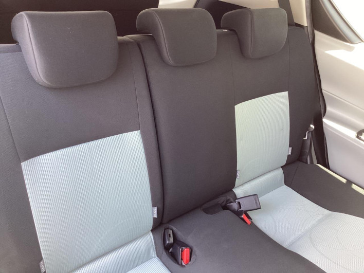 2012 Toyota Aqua DAA-NHP10 (UW-6a0d26cac4a2c)[14]