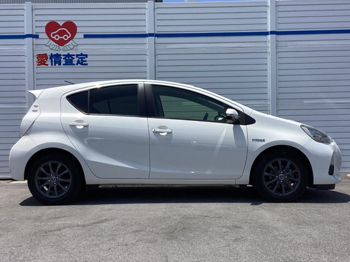 2012 Toyota Aqua DAA-NHP10 (UW-6a0d26cac4a2c)[12]
