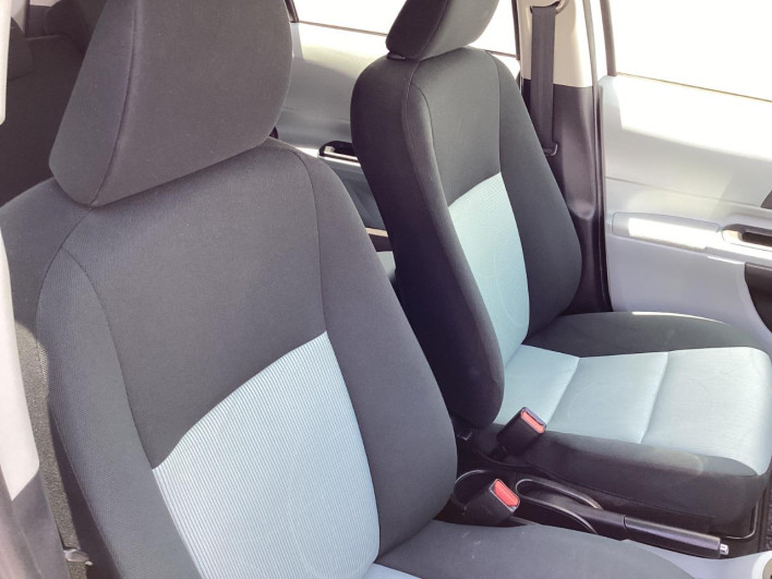 2012 Toyota Aqua DAA-NHP10 (UW-6a0d26cac4a2c)[16]