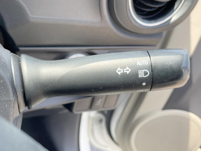 2014 Toyota Aqua DAA-NHP10 (UW-6a0d26cb6e93e)[23]