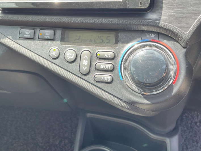 2014 Toyota Aqua DAA-NHP10 (UW-6a0d26cb6e93e)[25]