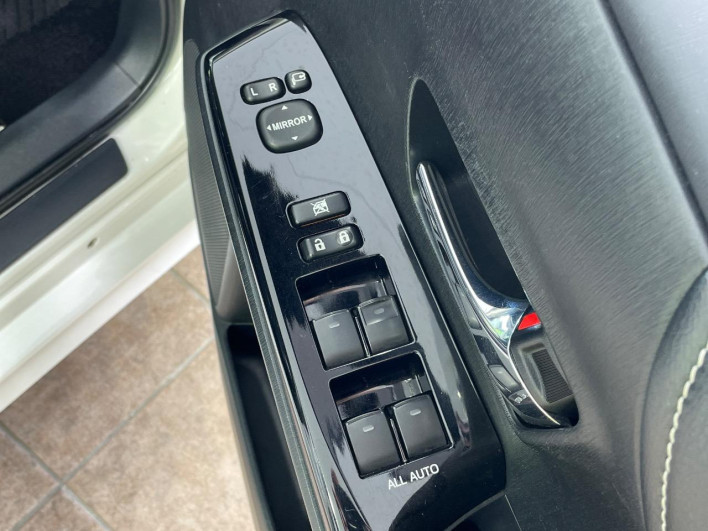2015 Toyota Prius α DAA-ZVW41W (UW-6a0d2731d6322)[10]