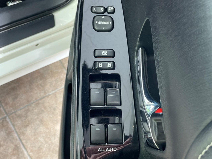 2015 Toyota Prius α DAA-ZVW41W (UW-6a0d2731d6322)[9]