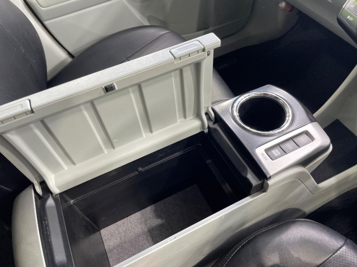 2012 Toyota Prius α DAA-ZVW41W (UW-6a0d273211602)[25]