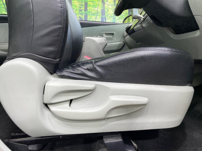 2012 Toyota Prius α DAA-ZVW41W (UW-6a0d273211602)[10]
