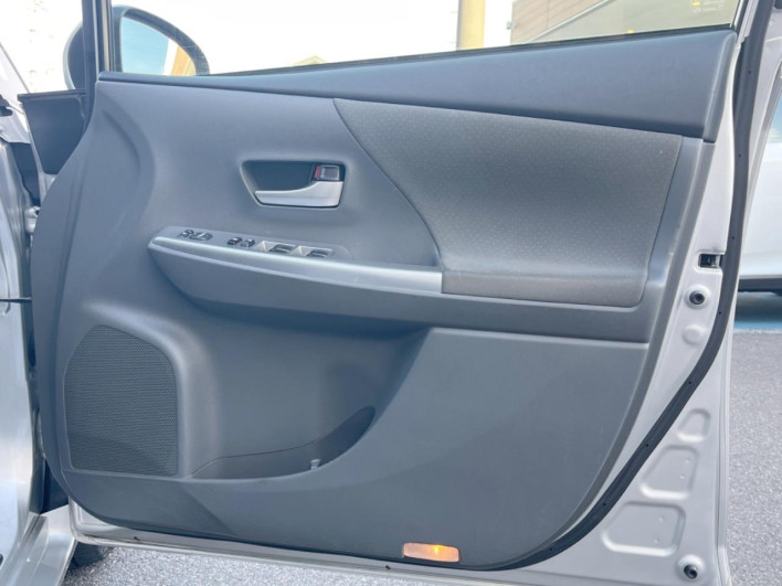 2012 Toyota Prius α DAA-ZVW41W (UW-6a0d27323696e)[24]