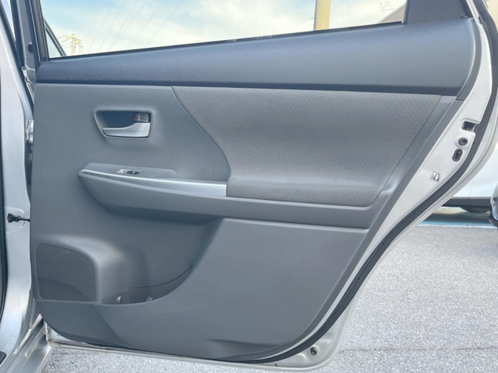 2012 Toyota Prius α DAA-ZVW41W (UW-6a0d27323696e)[21]