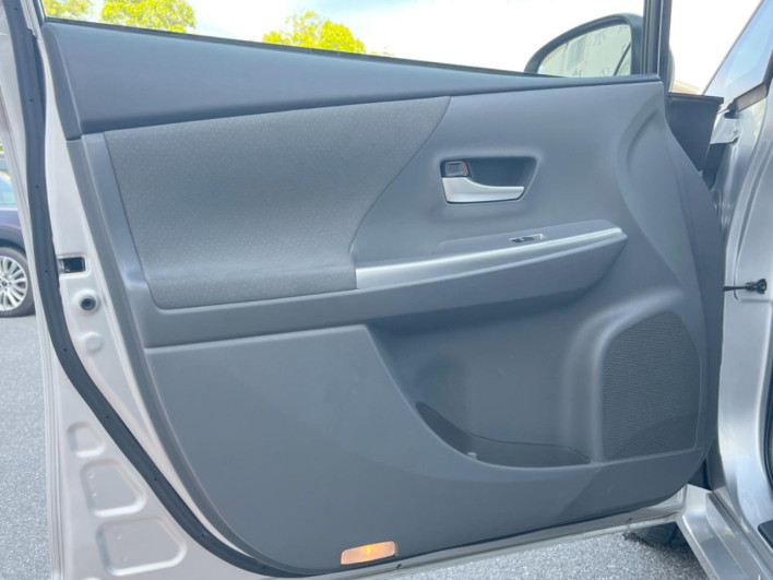 2012 Toyota Prius α DAA-ZVW41W (UW-6a0d27323696e)[14]