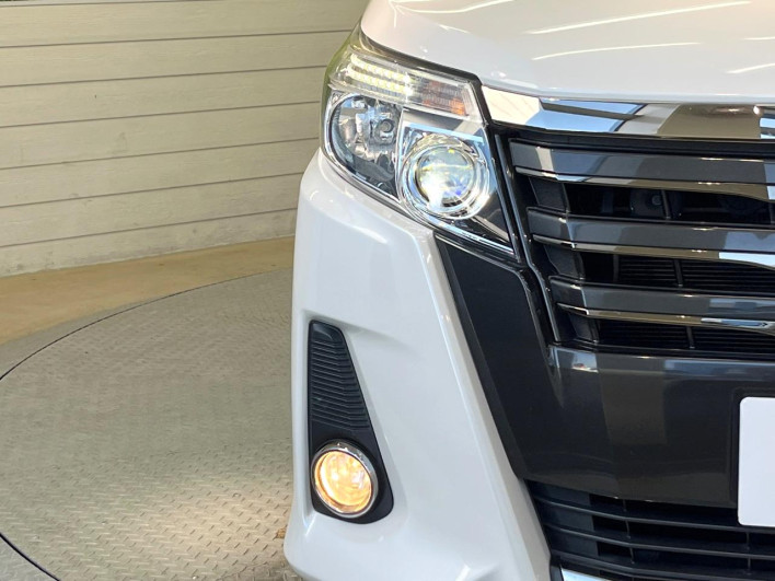 2017 Toyota Noah DAA-ZWR80W (UW-6a0d27408558a)[10]