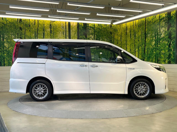 2017 Toyota Noah DAA-ZWR80W (UW-6a0d27408558a)[27]
