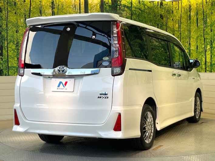 2017 Toyota Noah DAA-ZWR80W (UW-6a0d27408558a)[28]