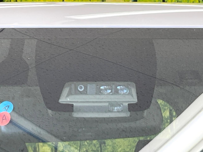2017 Toyota Noah DAA-ZWR80W (UW-6a0d27408558a)[4]