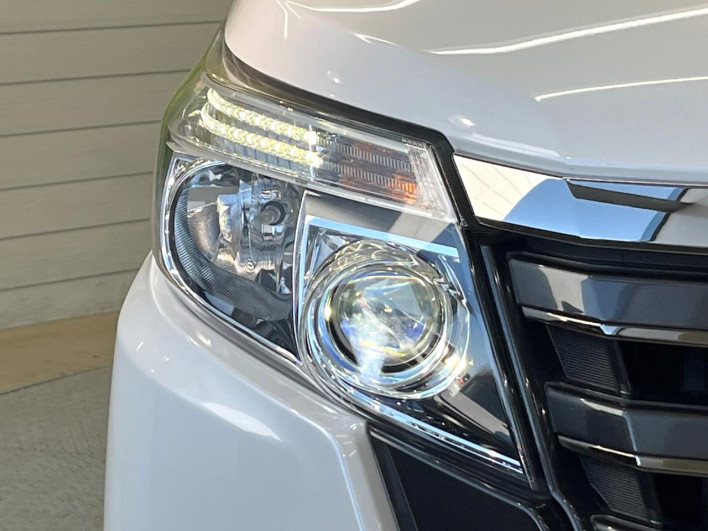 2017 Toyota Noah DAA-ZWR80W (UW-6a0d27408558a)[8]