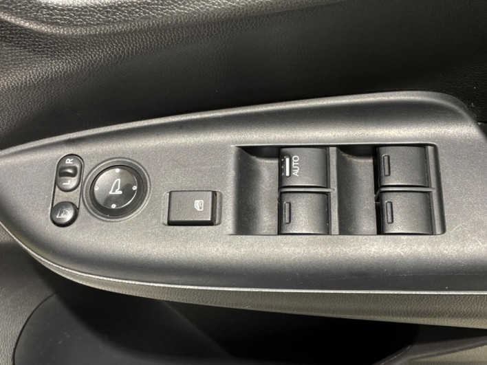 2015 Honda Fit Hybrid DAA-GP5 (UW-6a0e75dd630aa)[18]